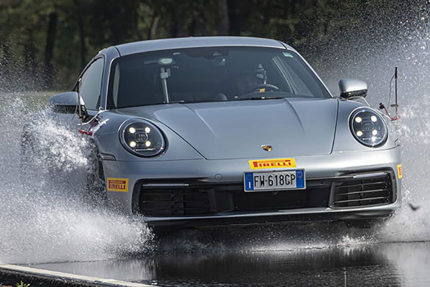 Cara Menangani Kondisi Mobil Alami Aquaplaning di Jalan