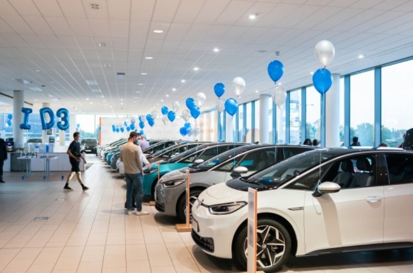 Volkswagen UK delivers first batch of ID.3s to customers Volkswagen ID.3