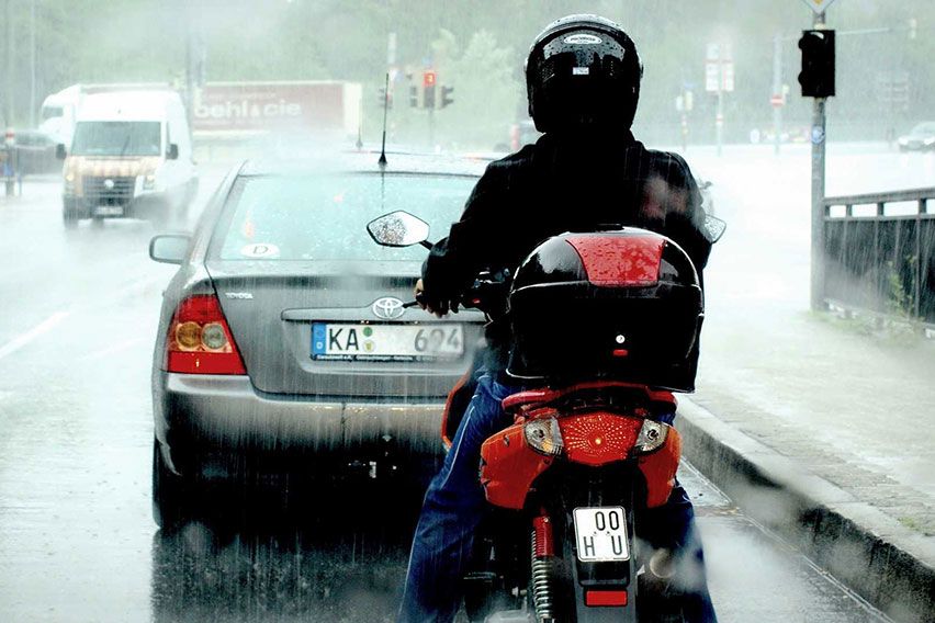 Berkendara Saat Hujan, Siapkan Beberapa Perlengkapan Ini riding in rain