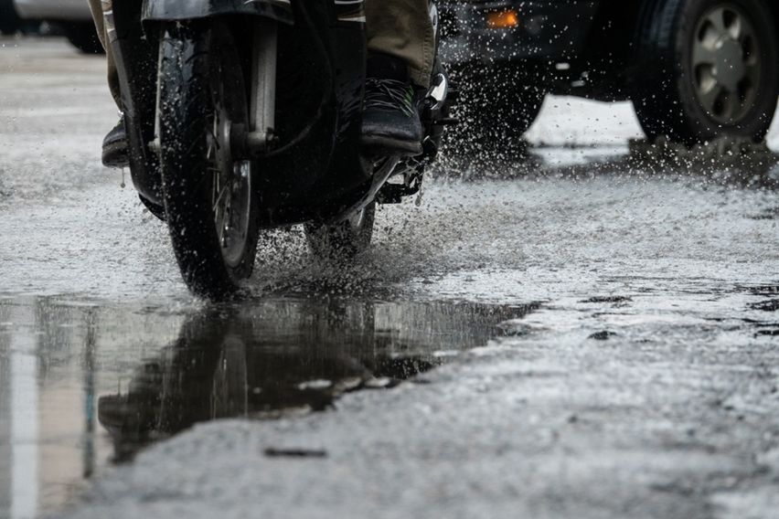 Berkendara Motor Aman saat Musim Hujan, Pelajari Teknik Pengereman Berkendara Motor Aman saat Musim Hujan, Pelajari Teknik Pengereman