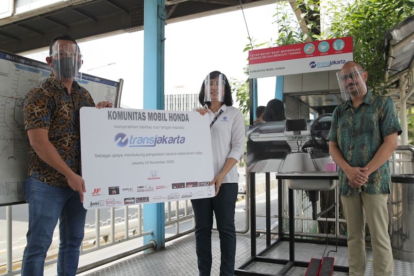 Komunitas Mobil Honda Sumbang Fasilitas Cuci Tangan untuk Halte Transjakarta Komunitas Mobil Honda Sumbang Fasilitas Cuci Tangan untuk Halte Transjakarta