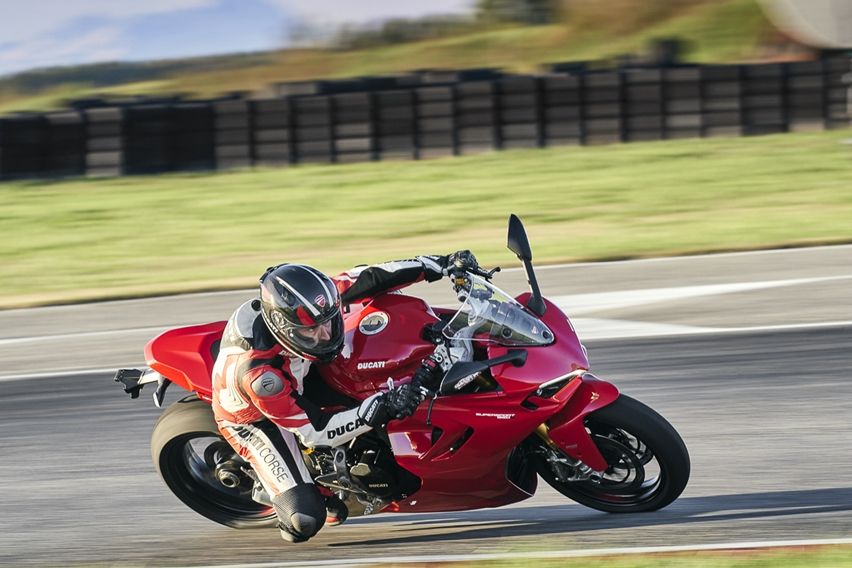 Ducati SuperSport 950 2021,  Motor Sport Harian Cocok untuk Rider Pemula 2021 Ducati supersport 950
