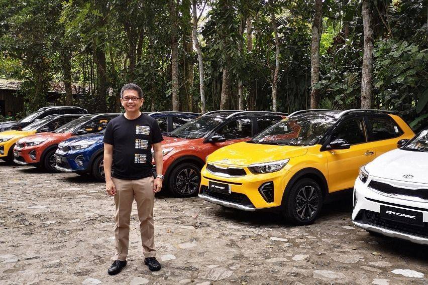 Kia Philippines President Manny Aligada with the fleet of Kia Stonic