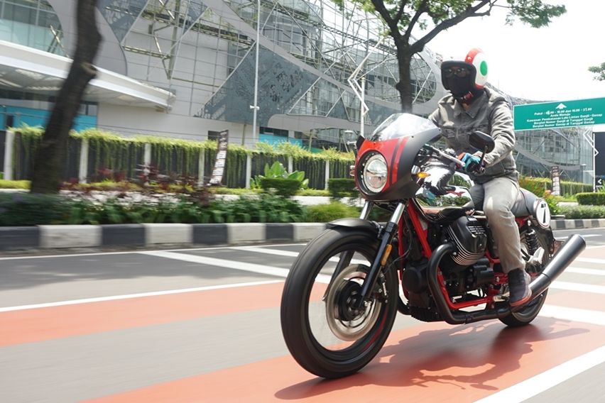 First Ride Moto Guzzi V7 III Racer 10th Anniversary: Sensasi Cafe Racer Bergaya Klasik moto guzzi V7 III