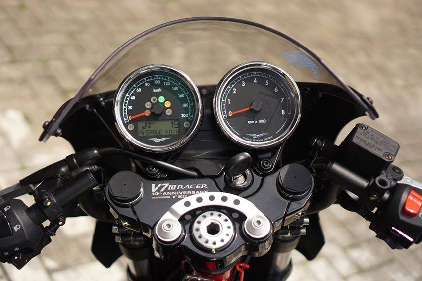 review moto guzzi V7 III