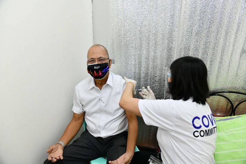 MMDA rolls out vaccine for employees