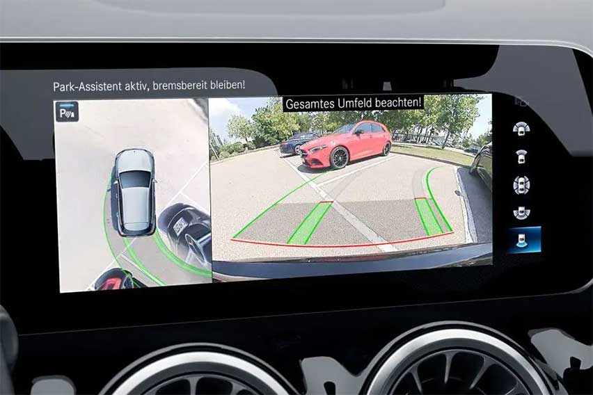 Mercedes-Benz-GLA-reversing-camera