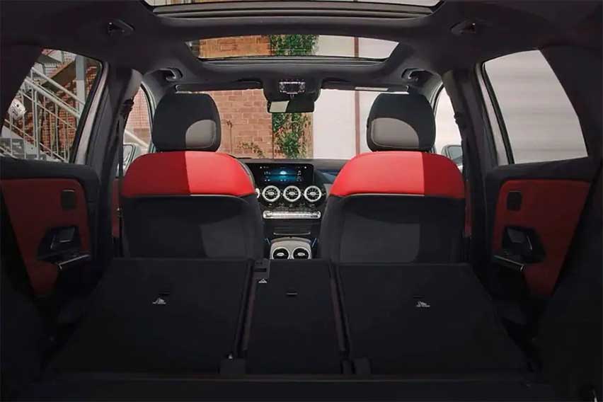 Mercedes-Benz-GLA-seats-folded