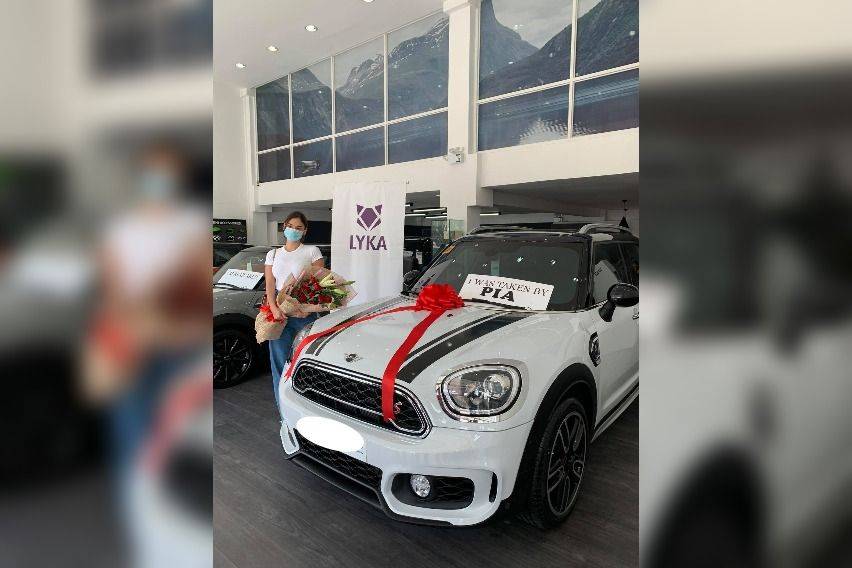 Pia Wurtzbach with her Mini Cooper Countryman Sport S