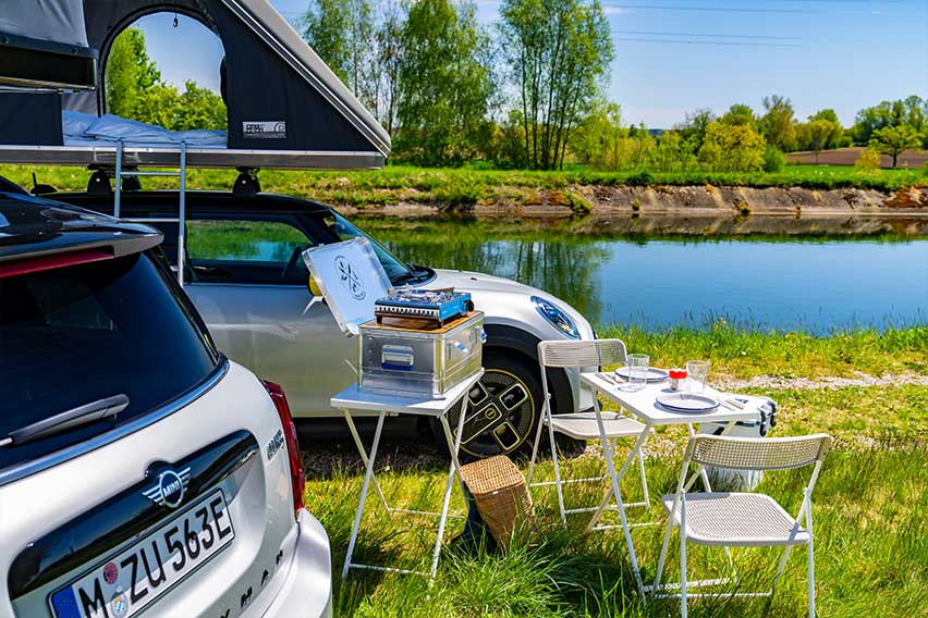 Mini-Countryman-SE-and-Mini-Cooper-SE-tables