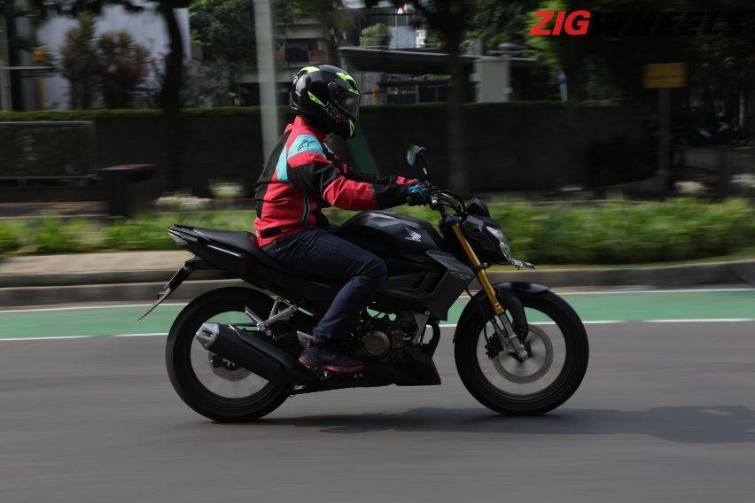 honda cb150r riding position