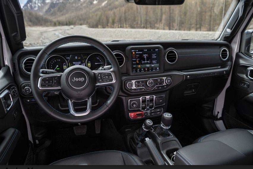 Jeep-Wrangler-4Xe-interior-1