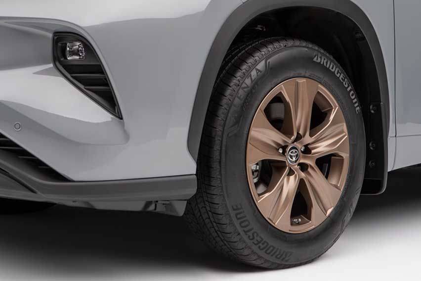 Toyota_Highlander_Bronze_wheel