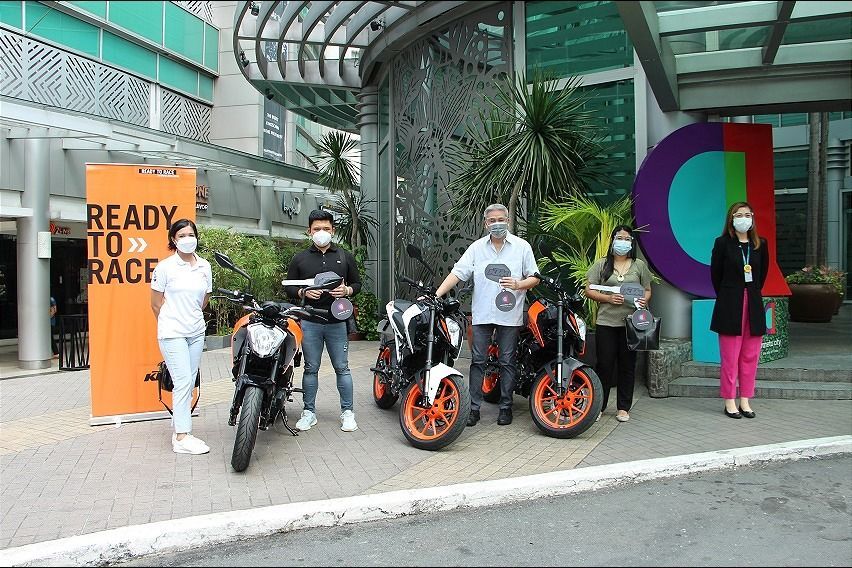Araneta City x KTM PH raffle winners receive Duke 200