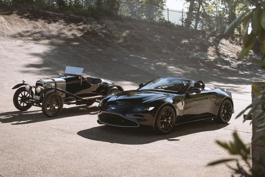 Bentuk Penghormatan Mobil Tertua Pabrikan, Aston Martin Persembahkan Vantage Roadster A3 aston martin vantage roadster A3