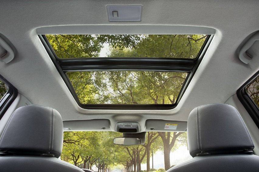 Electric Panoramic Sunroof in the Tracker Redline-Edition