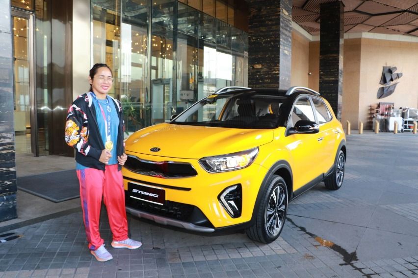 Our 'Atletang Magiting' receives her Kia Stonic rand-new Kia Stonic EX AT for Hidilyn Diaz