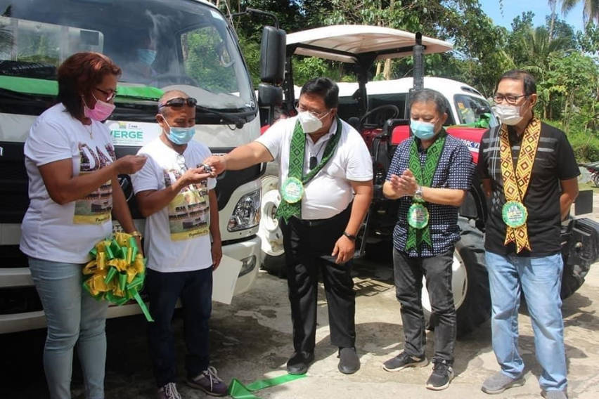 Foton units turned over to DAR-Region 9