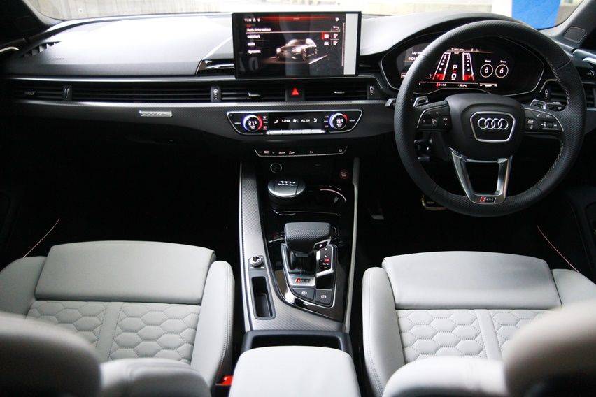 Audi RS4 Avant interior