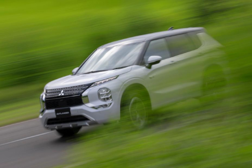 Mitsubishi to introduce Outlander PHEV with evolved S-AWC mitsubishi-outlander-phev