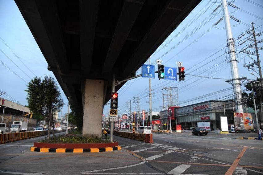 newly installed traffic lights along EDSA