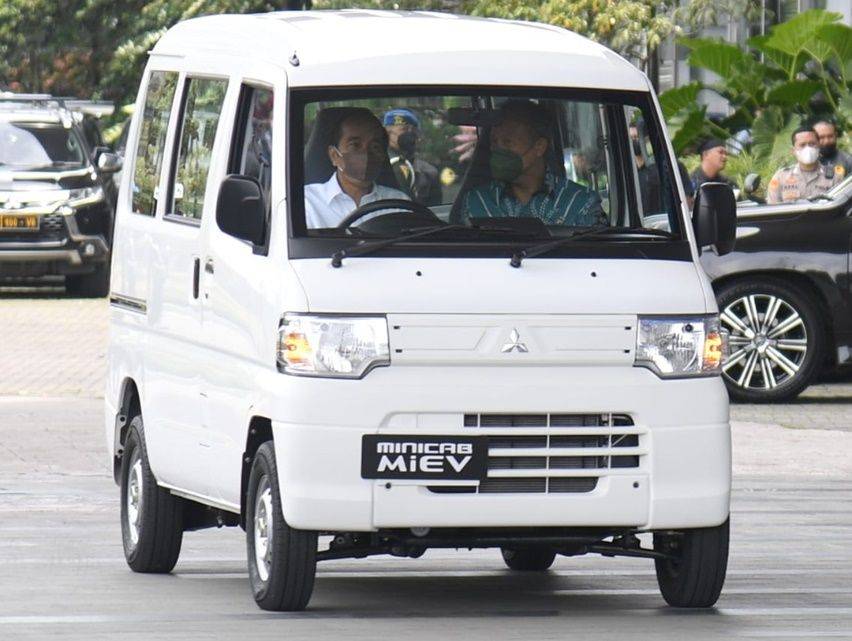 Jokowi test drive electric car