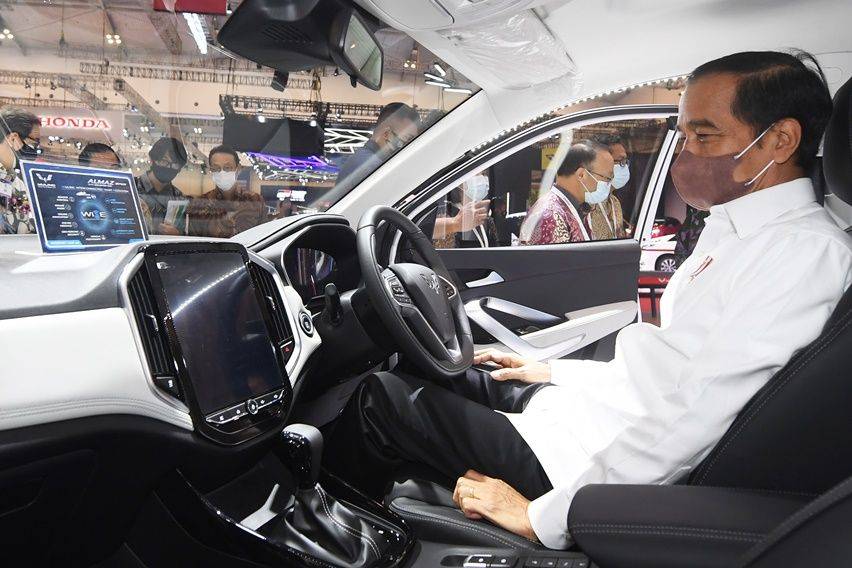 Jokowi di Wuling Almaz RS
