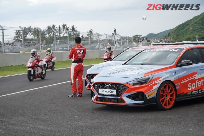 Melihat Langsung Kesibukan Hyundai i30 N Safety Car di Mandalika Melihat Langsung Kesibukan Hyundai i30 N Safety Car di Mandalika