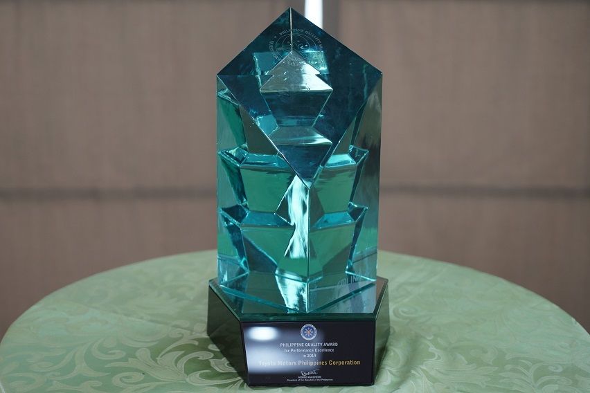 Toyota is first automaker to receive Philippine Quality Award TMP's PQA Trophy