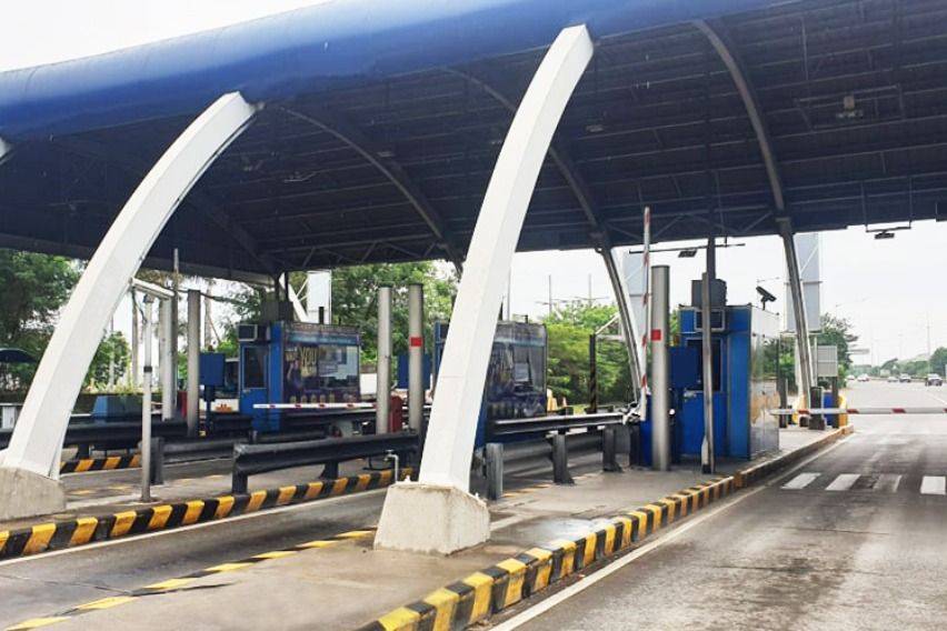 Toll plaza with RFID early detection feature