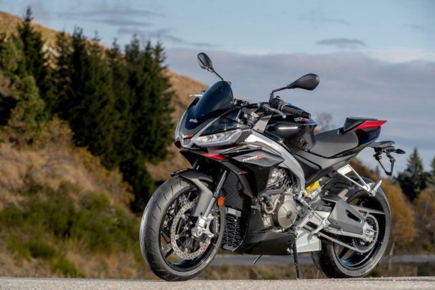 Pilihan Naked Bike Menengah Terbaru buat Tunggangan Sunmori  aprilia-tuono-660