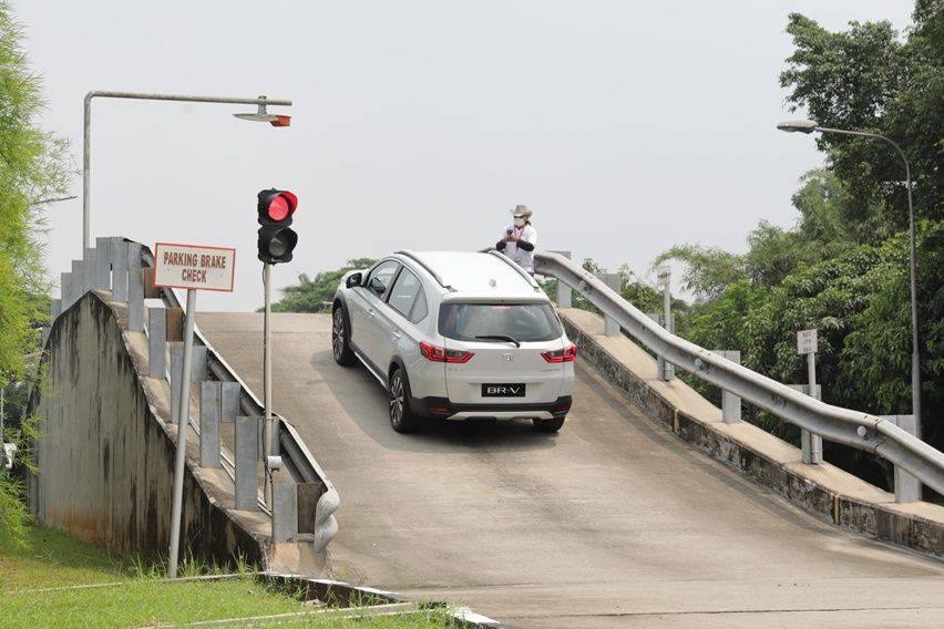 Honda BRV di tanjakan