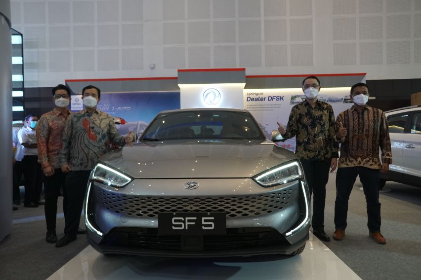 Tampilan Futuristik, DFSK Pamer Mobil Elektrifikasi Seres SF5 di GIIAS Surabaya 2021 Tampilan Futuristik, DFSK Pamer Mobil Elektrifikasi Seres SF5 di GIIAS Surabaya 2021