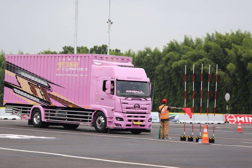 Hino ladies driver