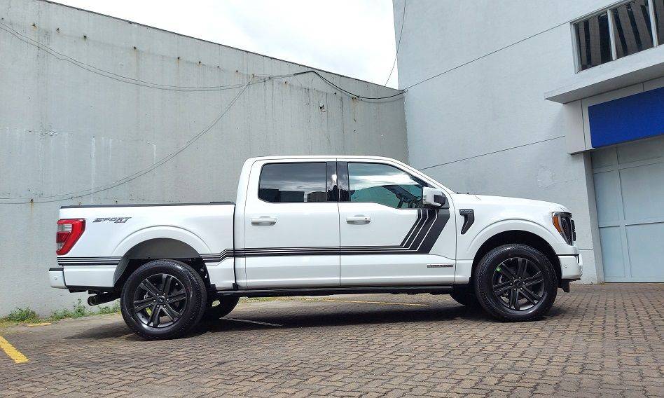 Ford F-150 Lariat Apex Edition 