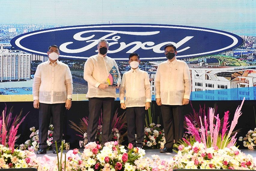 Ford PH hailed as one of Muntinlupa’s top taxpayers anew Ford Philippines is one of Muntinlupa's top taxpayer award in 2021.