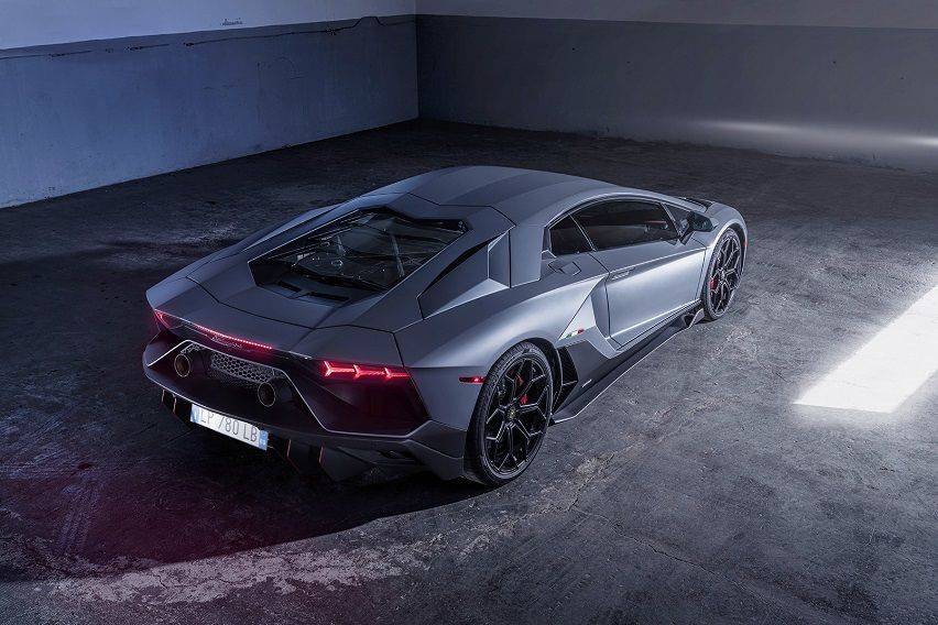 Lamborghini to auction off final Aventador with 1:1 NFT