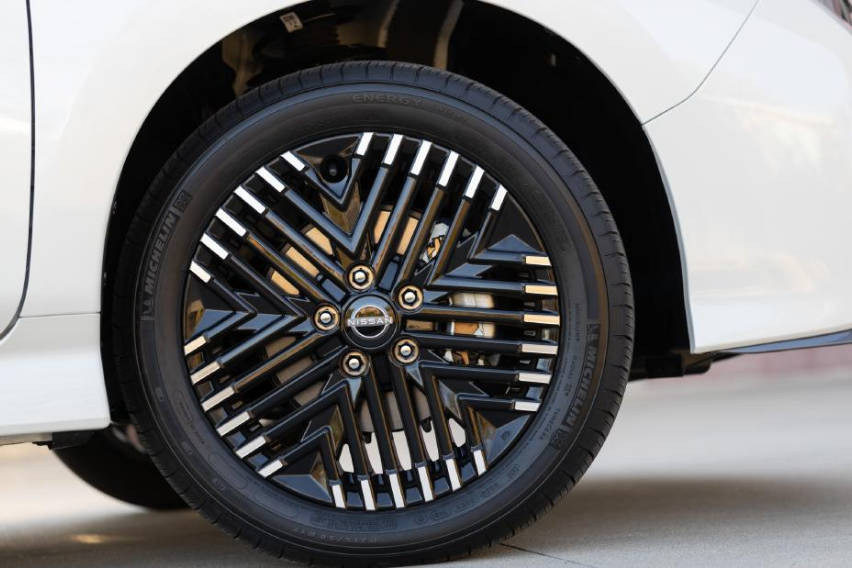 2023-nissan-leaf-2