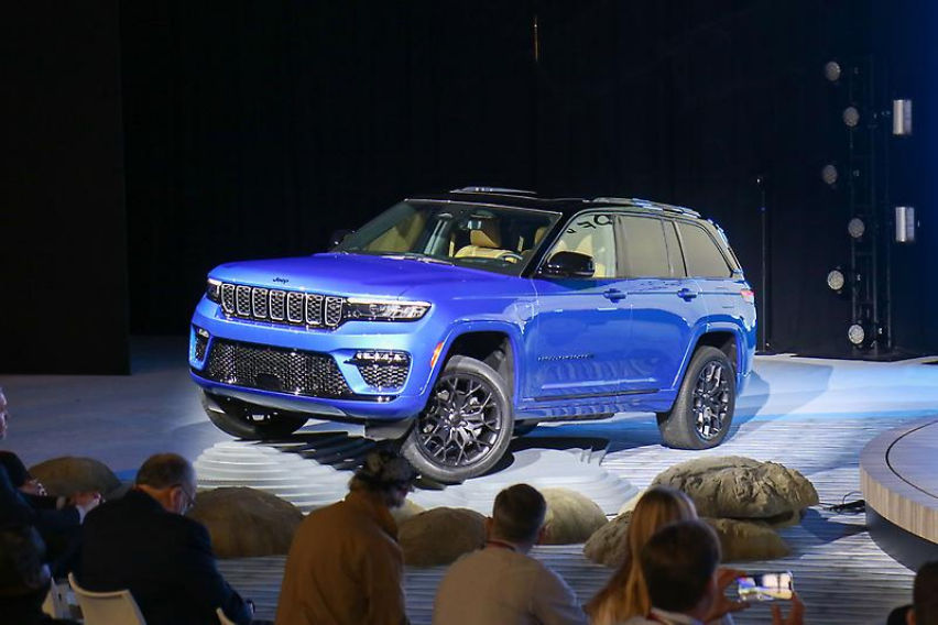 Hydro Blue Pearl Coat-colored Jeep Grand Cherokee High Altitude 4xe  revealed at NYIAS