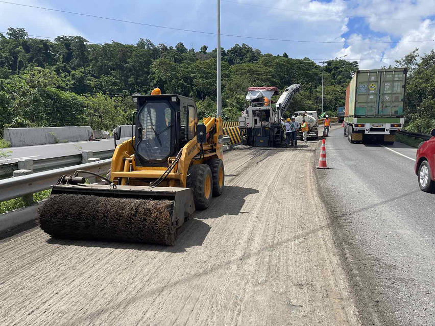 Pavement surface upgrade at SFEX Tarlac-bound portion 
