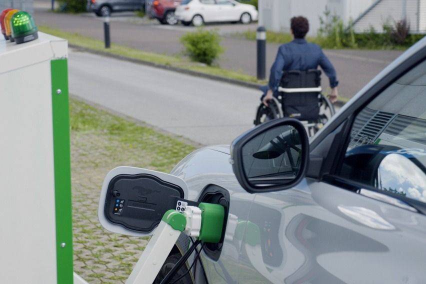 Ford 's robot charging station