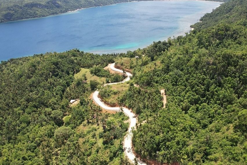 DPWH finishes coastal road in Sipalay, Negros Occidental Coastal Road Boosts Tourism Development in Sipalay, Negros Occidental