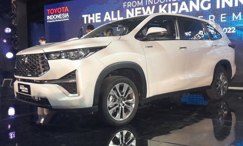 All New Toyota Kijang Innova Zenix Hybrid Resmi Keluar Dari Lantai Pabrik