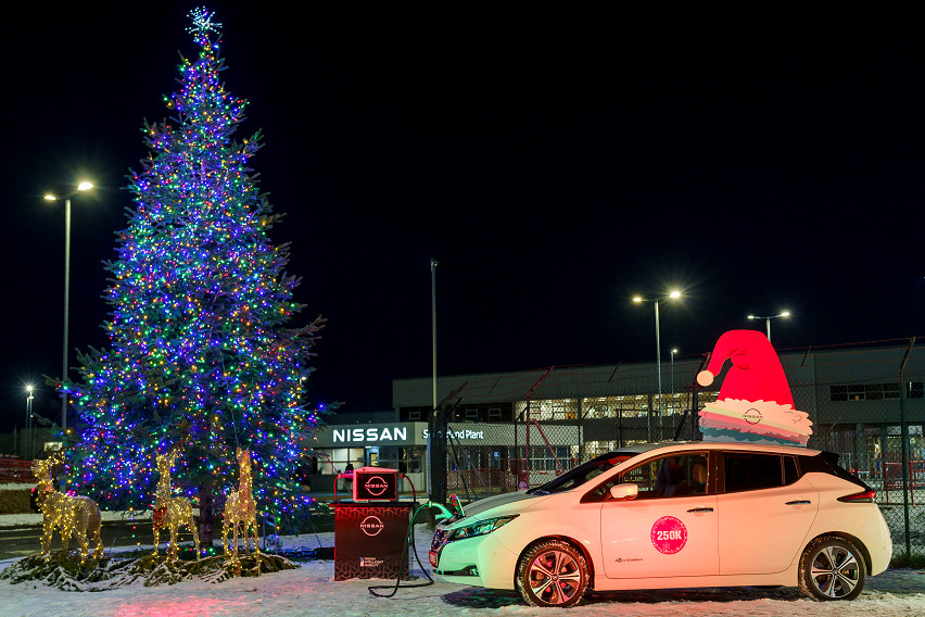 Nissan powers Chrismas lights in UK factory using Leaf EV Nissan powers Chrismas lights in UK factory using Leaf EV