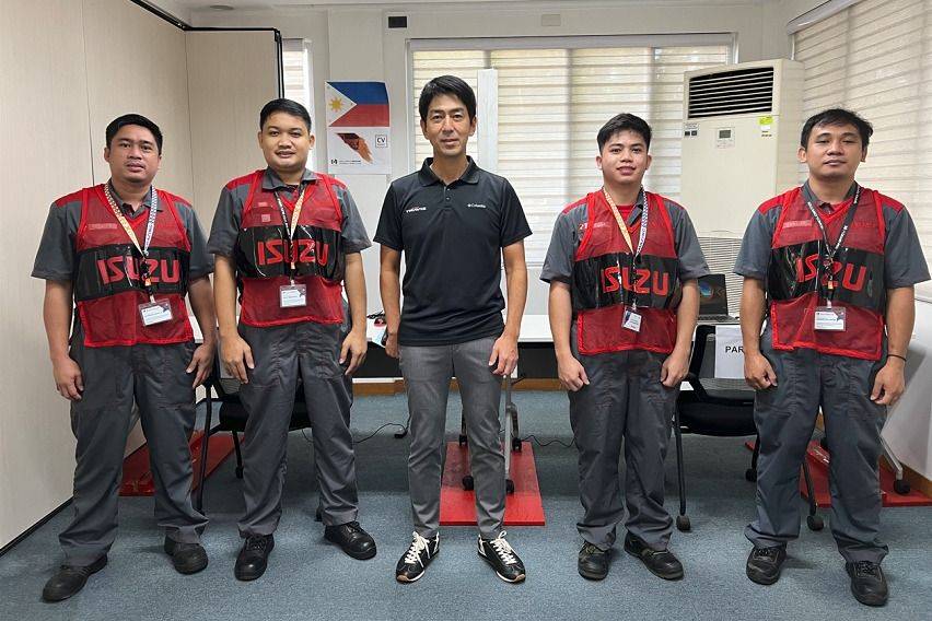 I-1 GP Team Isuzu Philippines with IPC president Noburo Murakami