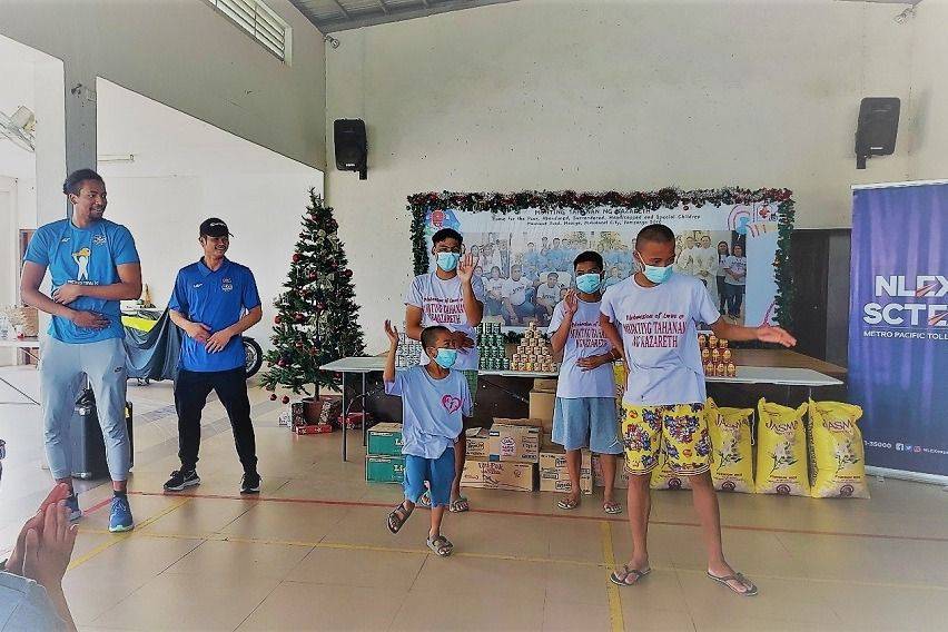 NRW players dance with residents of Munting Tahanan ng Nazareth