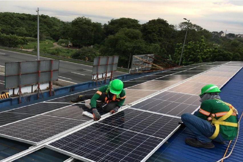 Solar-powered plaza