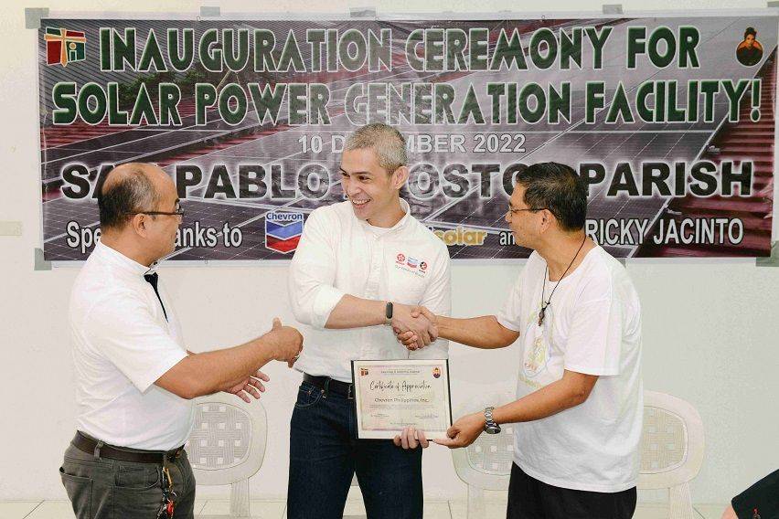 San Pablo Apostol Parish priest Rev. Fr. Rey Daguitera and Bakhita Foundation President Rev. Fr. Fermin Leoveras gave Chevron Philippines a certificate of appreciation for this donation drive1