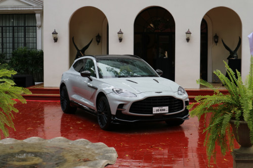 Aston Martin DBX 707 vs. the competition