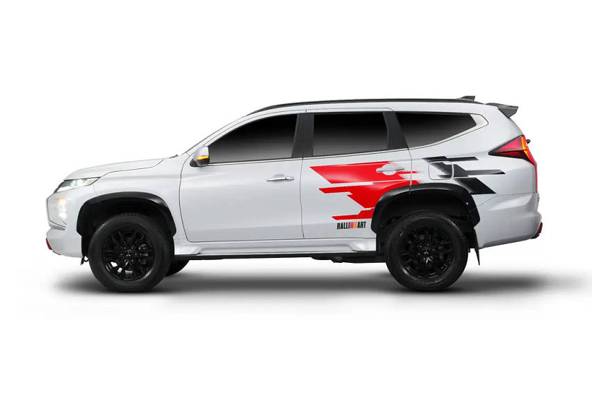 montero ralliart side